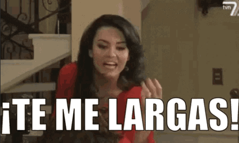 Teresa tronando los dedos